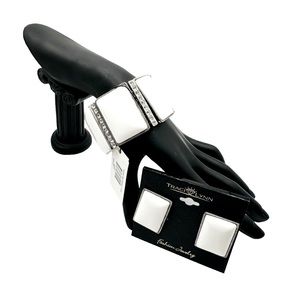 TRACI LYNN FASHION JEWELRY White Out Stretch Bracelet and Earrings Set. 🔥🔥🔥